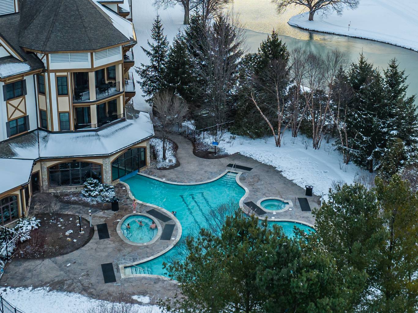 Arial shot of the Mountain Grand Lodge and Spa pool