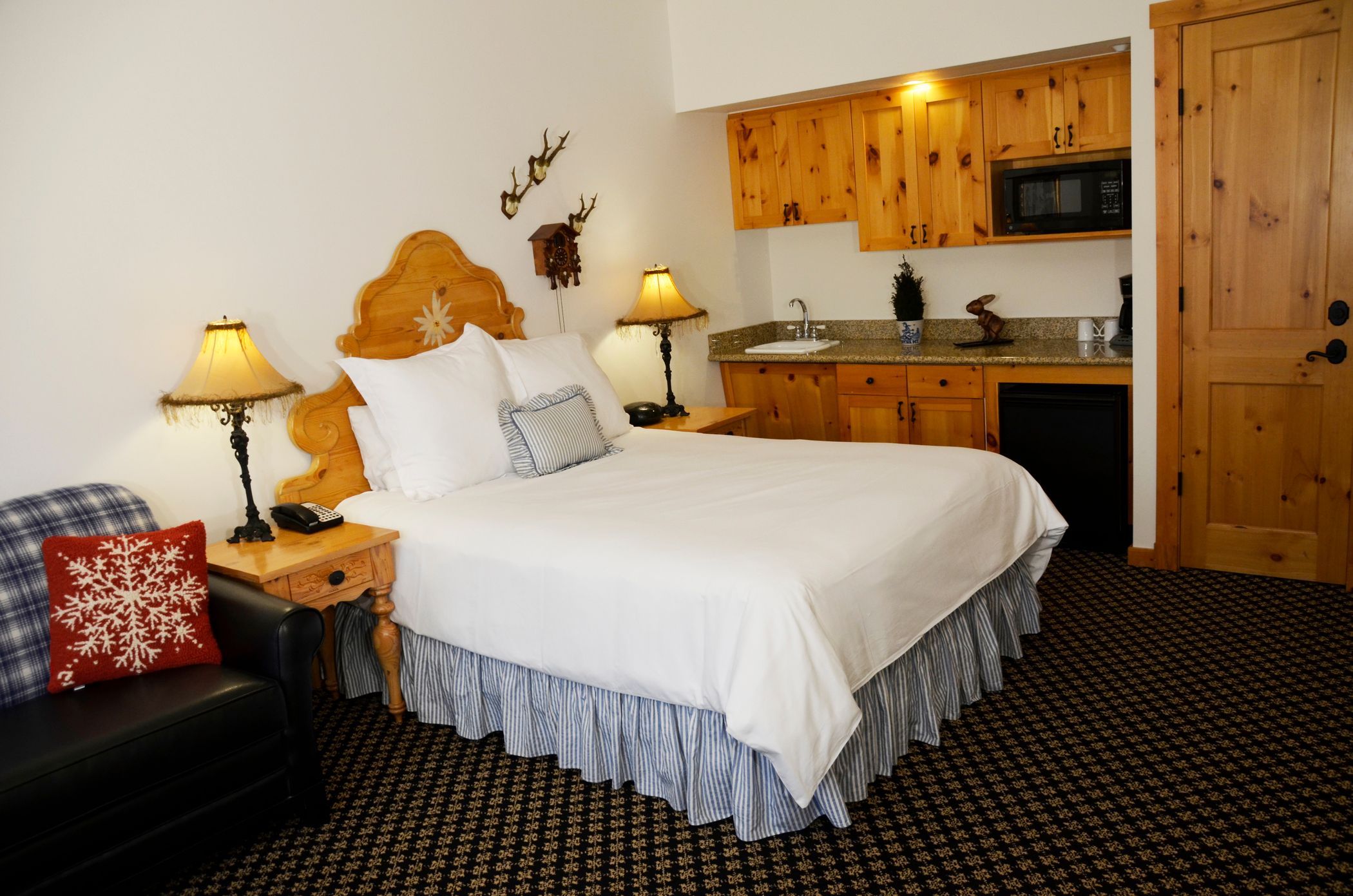Single queen room at the Mountain Grand Lodge and Spa
