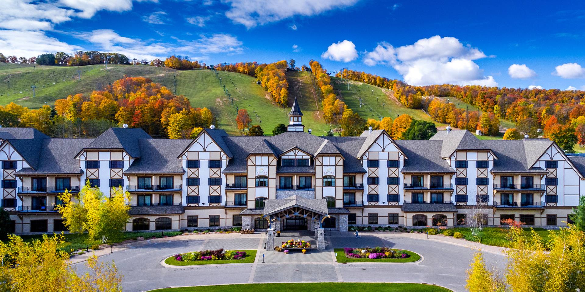 Fall exterior of the Mountain Grand Lodge and Spa