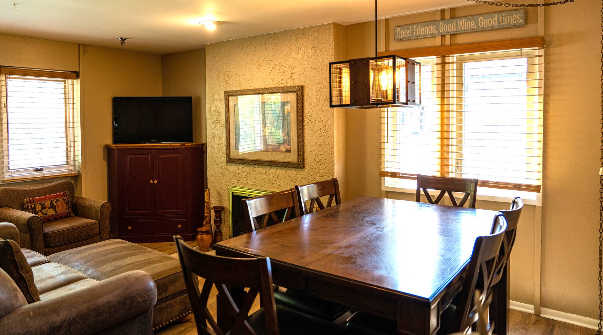 Mountain Villas Table and Chairs