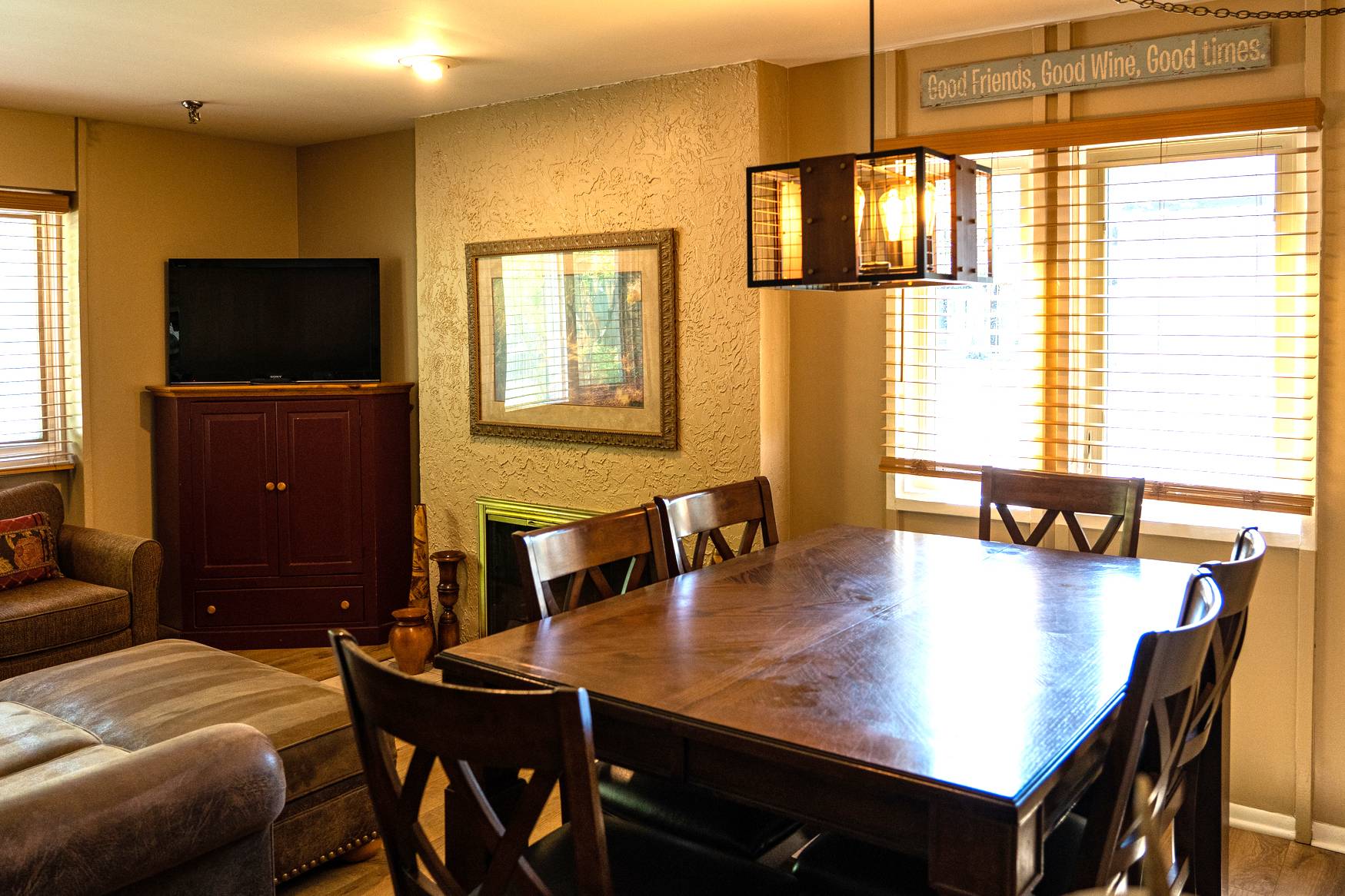 Mountain Villas Table and Chairs