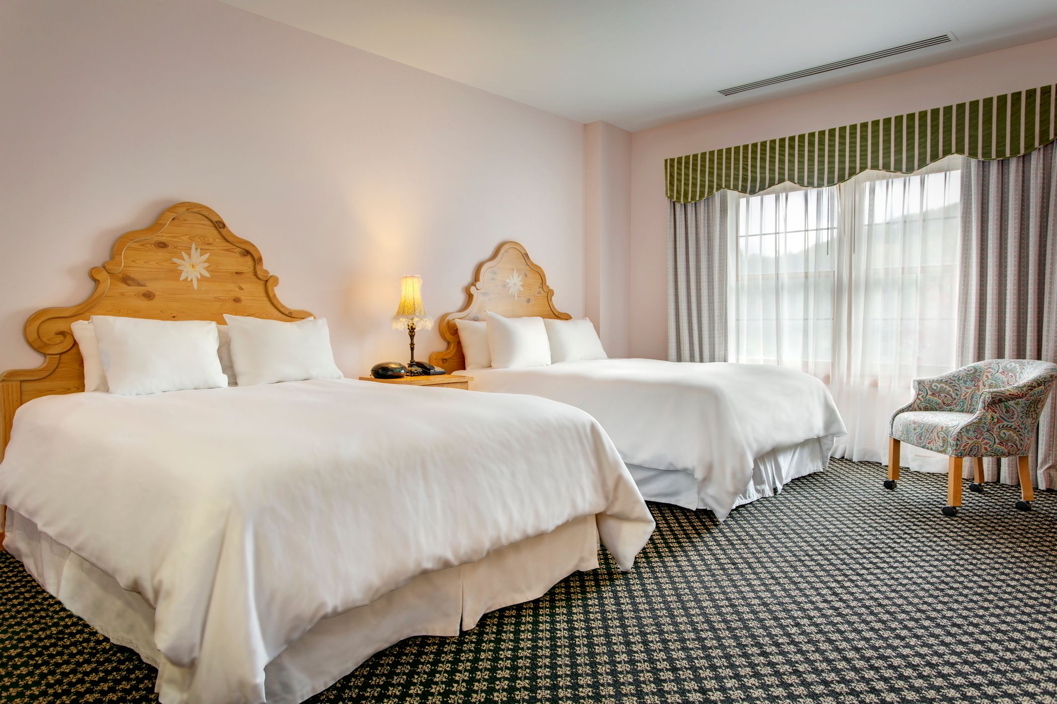 Queen room in the Mountain Grand Lodge and Spa