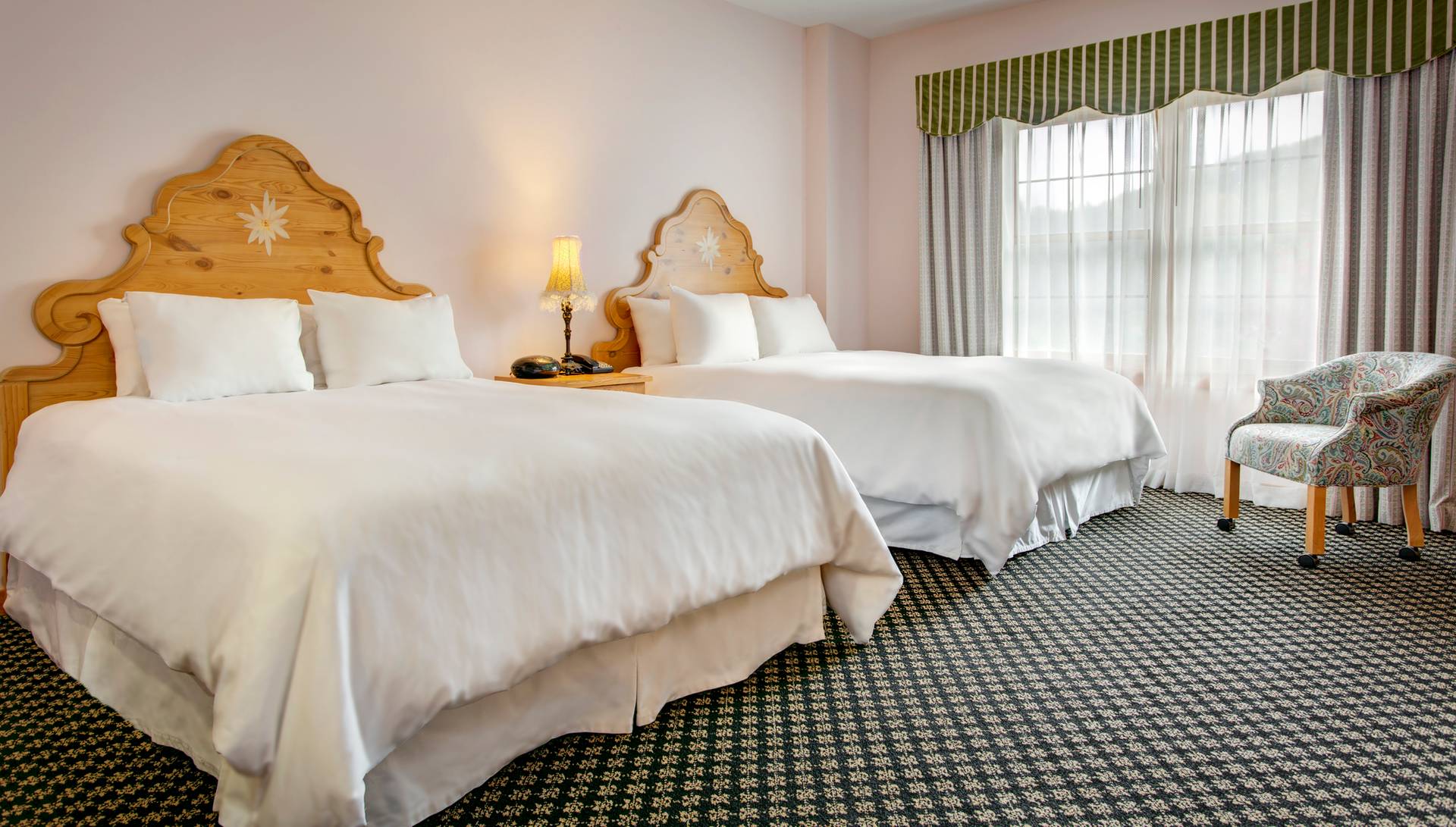 Queen room in the Mountain Grand Lodge and Spa