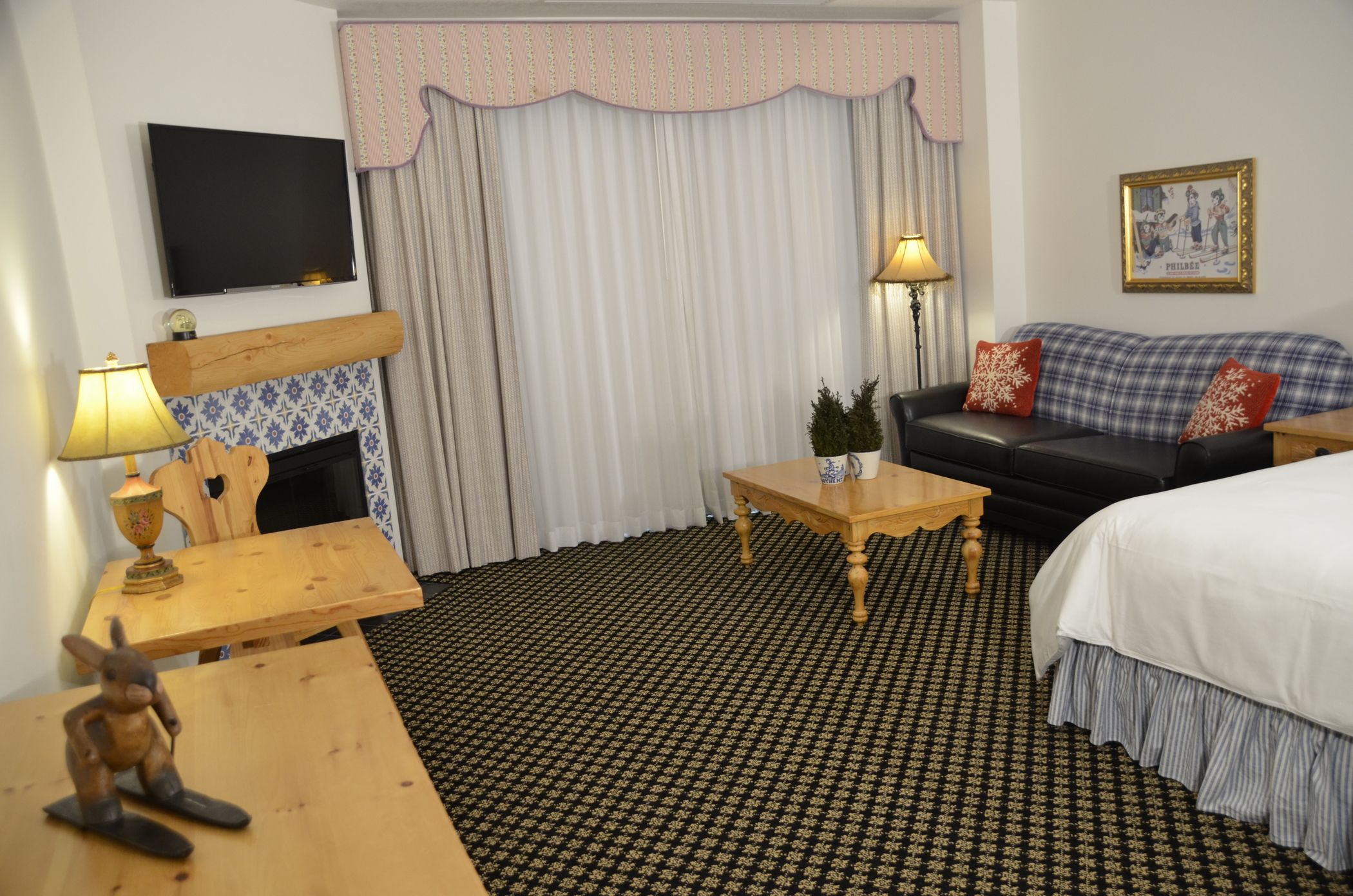 Living rrom area with TV and couch in the Mountain Grand Lodge and Spa