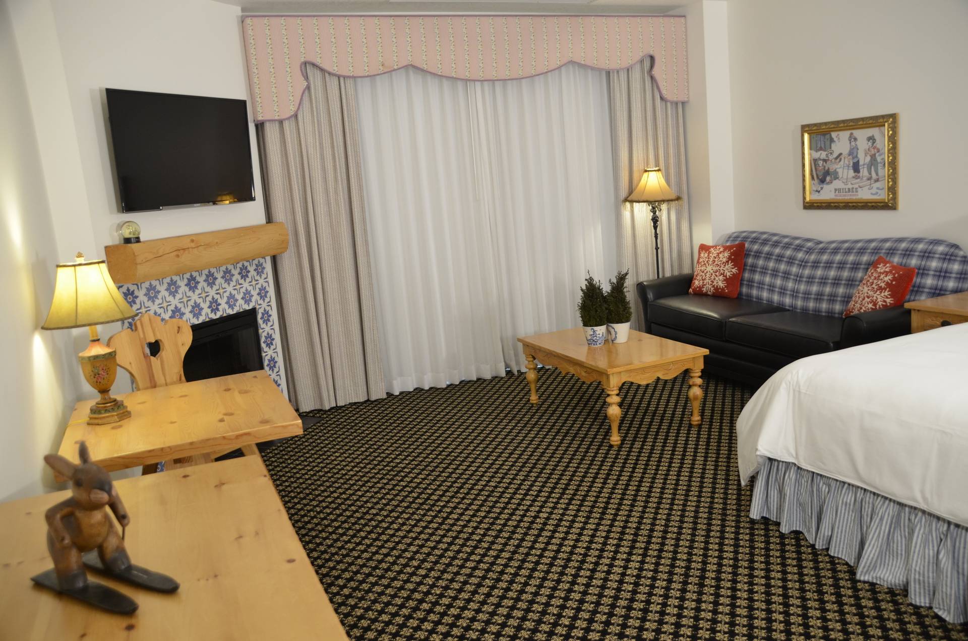 Living rrom area with TV and couch in the Mountain Grand Lodge and Spa