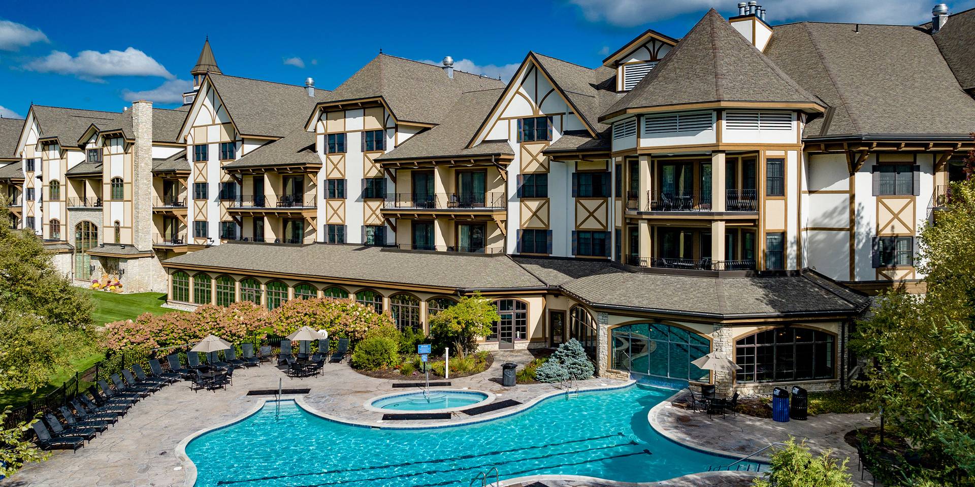 Mountain Grand Lodge and Spa pool in summer