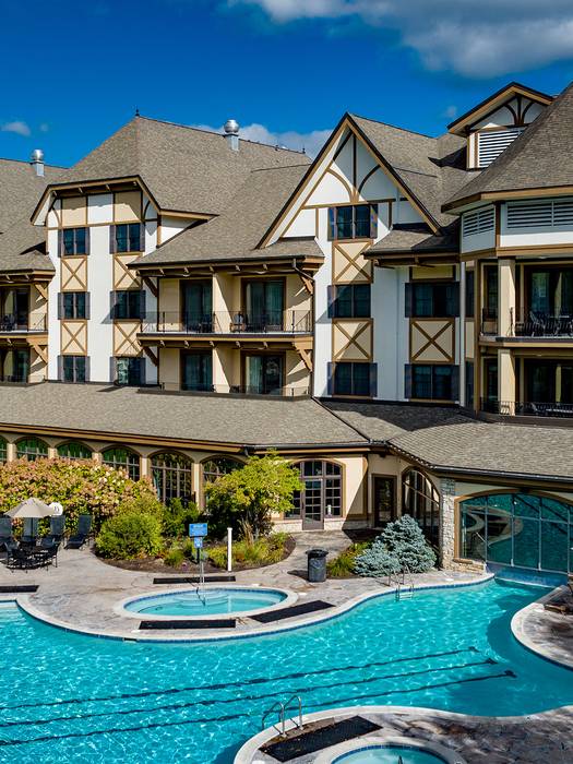 Mountain Grand Lodge outdoor pool in the summer.