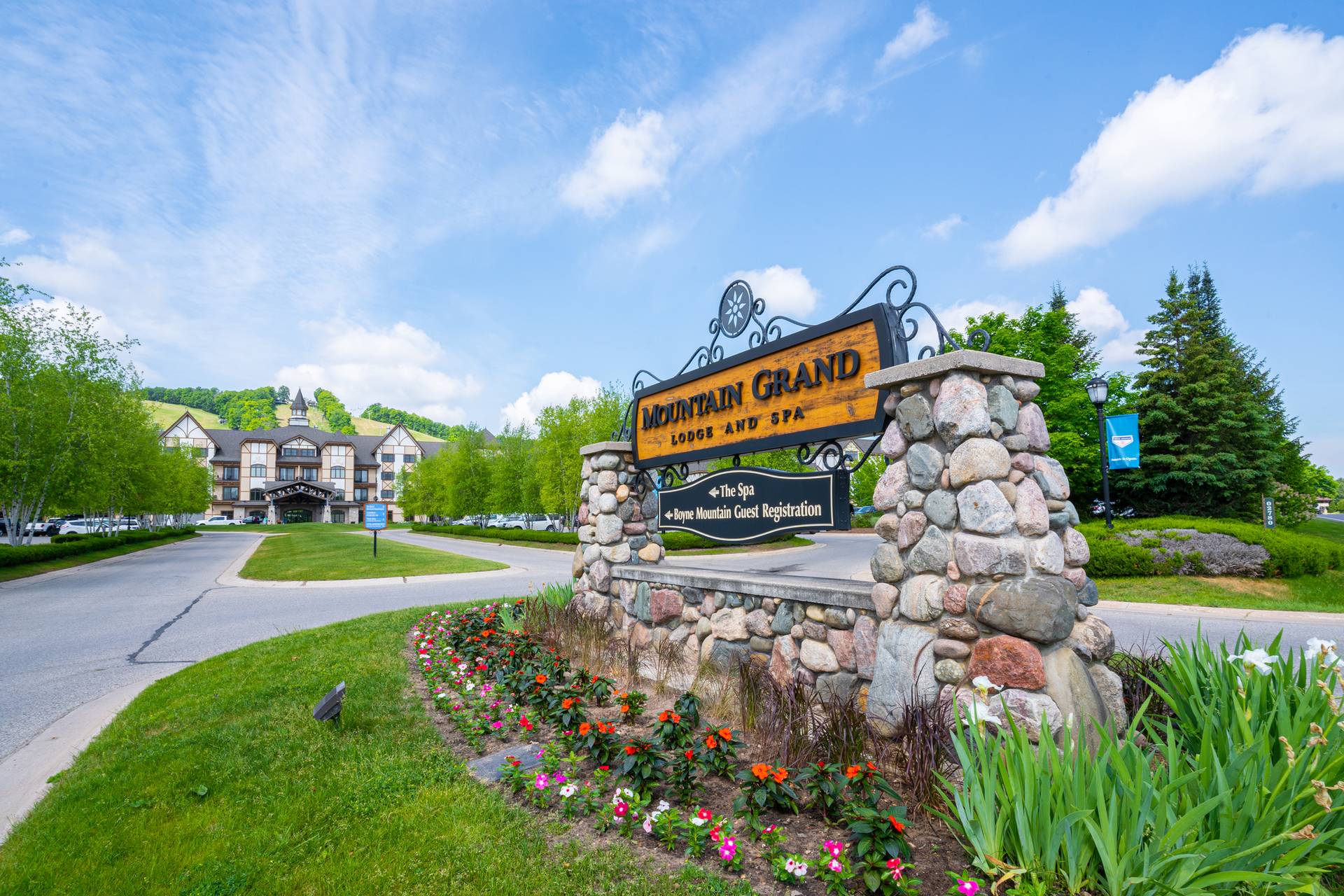 entrance to mountain grand lodge
