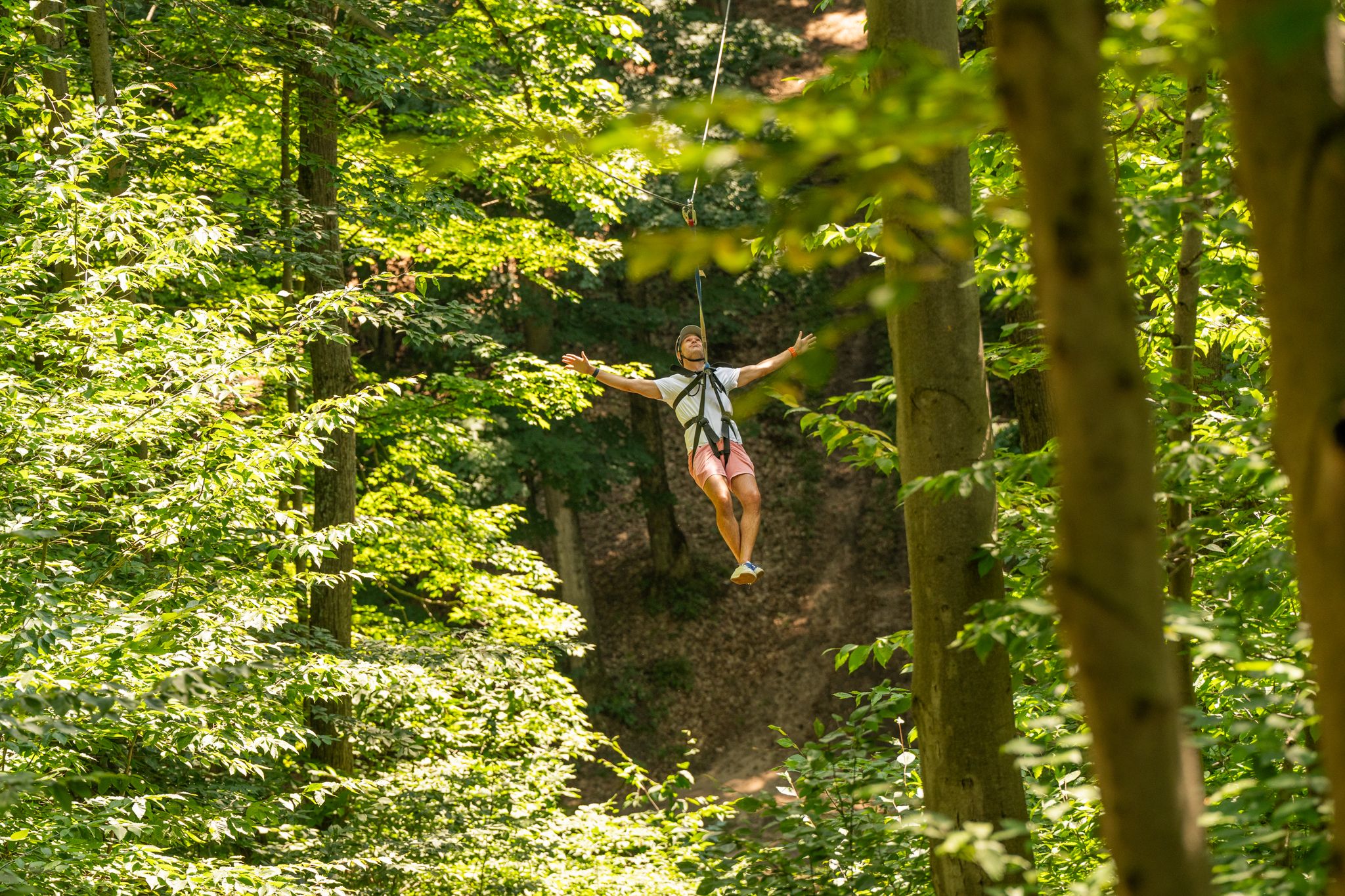 guy making pose on zipline tour