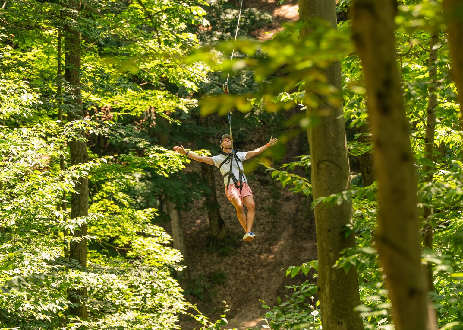 guy making pose on zipline tour