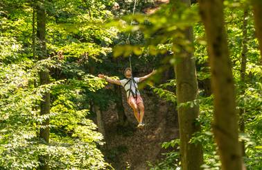 guy making pose on zipline tour