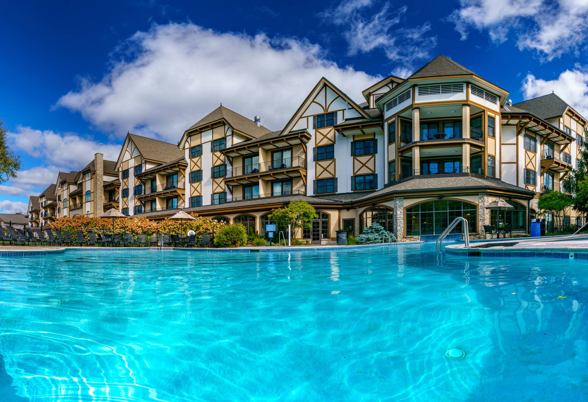 Exterior view of Mountain Grand Lodge and Spa pool