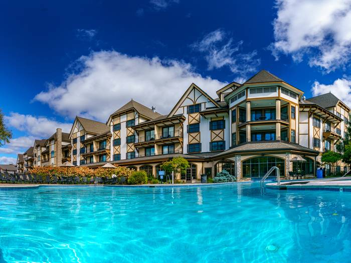 Mountain Grand Lodge and Spa Pool