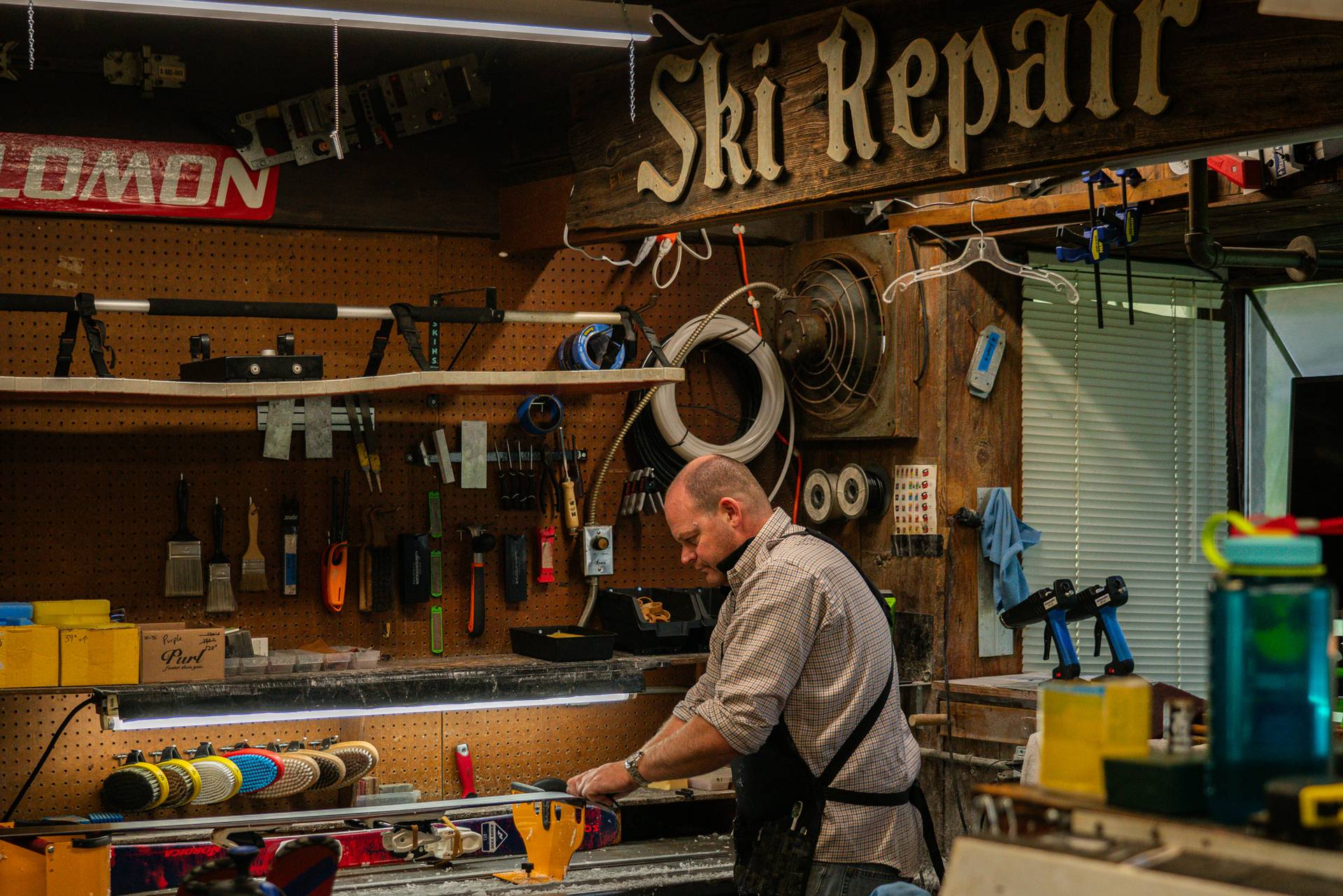 Guy tuning skis