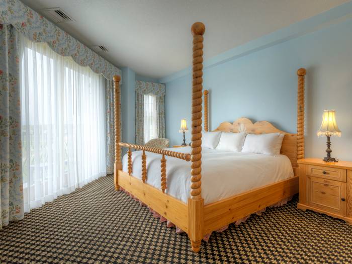 King size bed inside Cortina room.