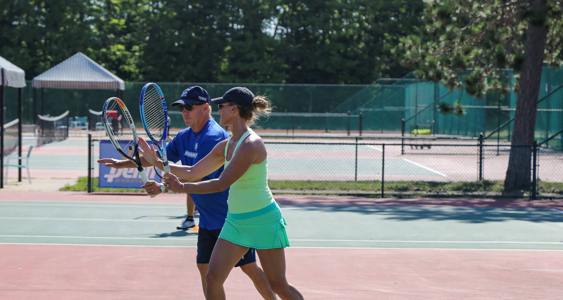 Coaching lady in tennis.