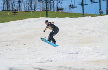 guy snowboarding at boyne mountain