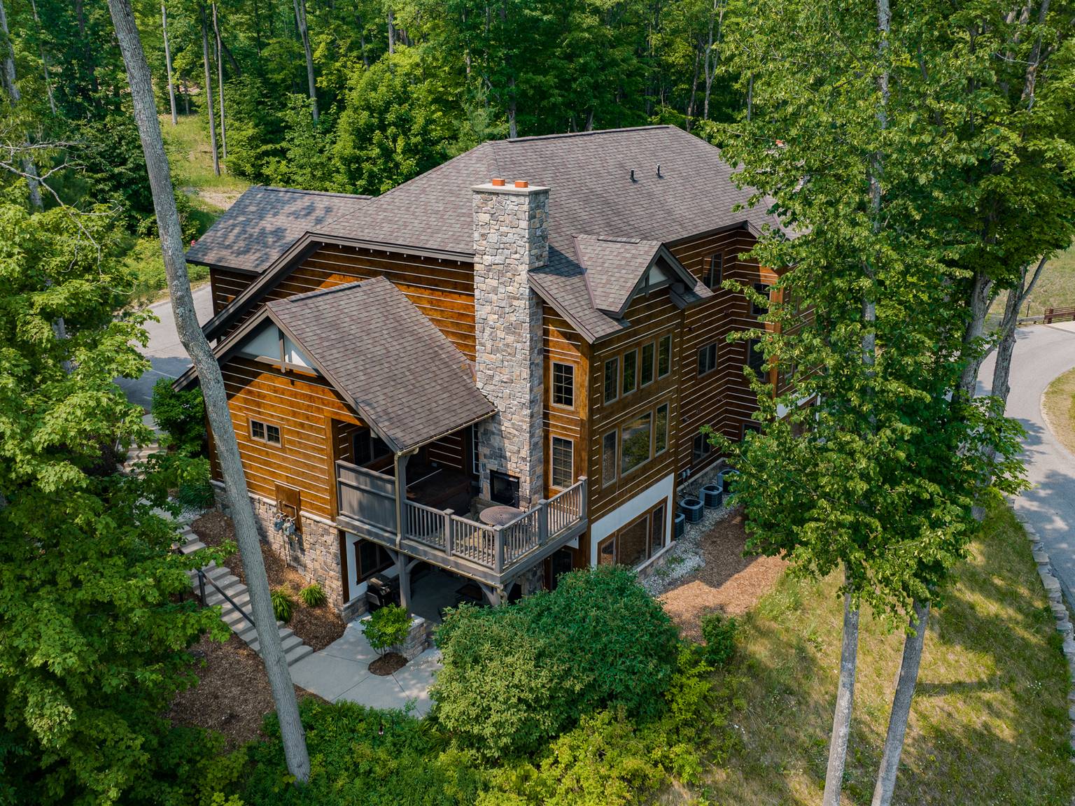 creekside condos summer exterior