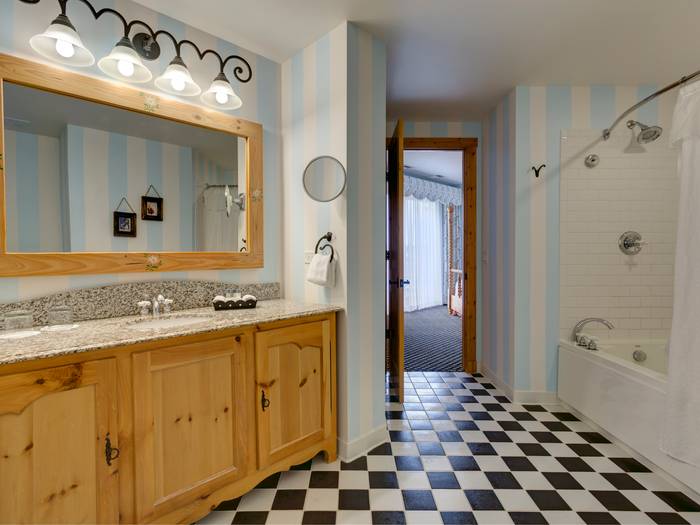 Bathroom in the Cortina Suite.