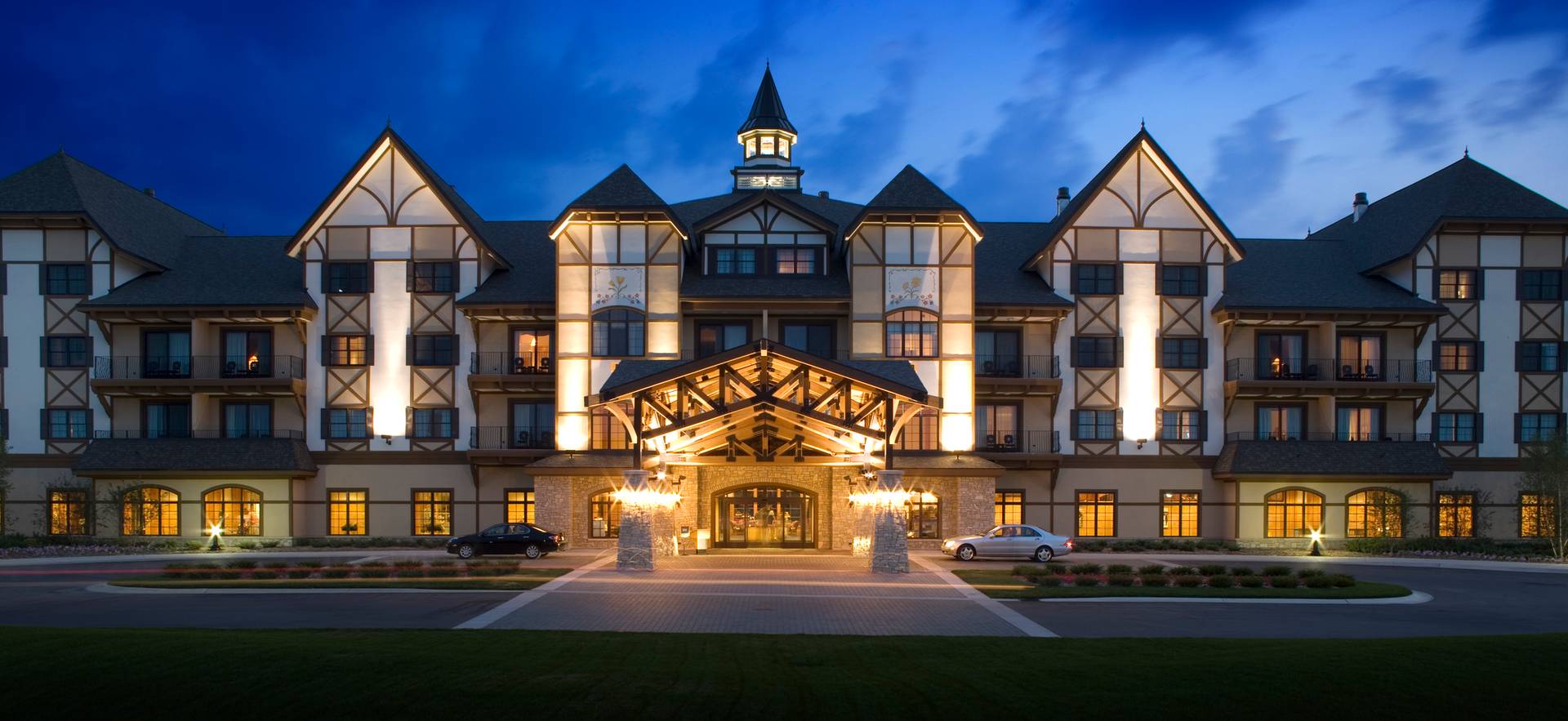 Exterior of Mountain Grand Lodge and Spa in the summer