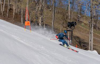 guy skiing in gs suit at hemlock open