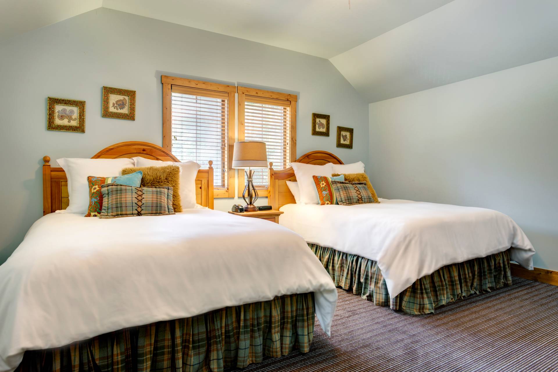 creekside double queen bedroom