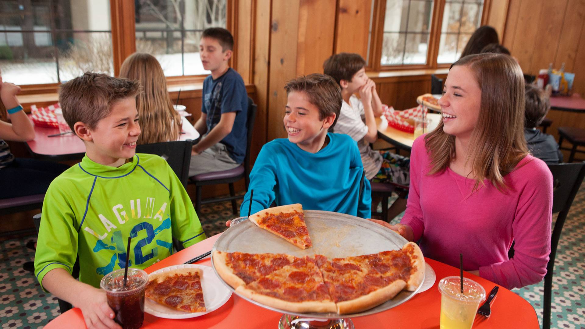 Children eatting pizza