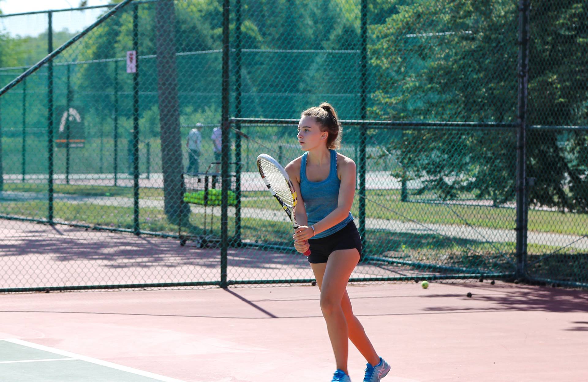 Girl waiting for the tennis serve.
