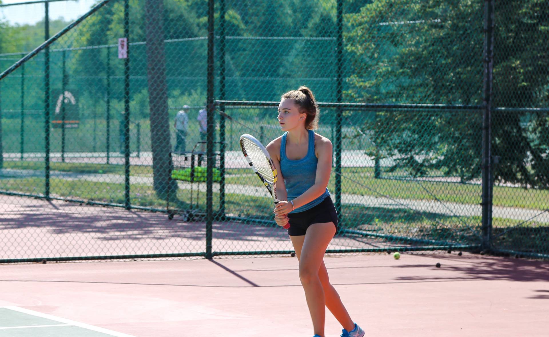 Girl waiting for the tennis serve.