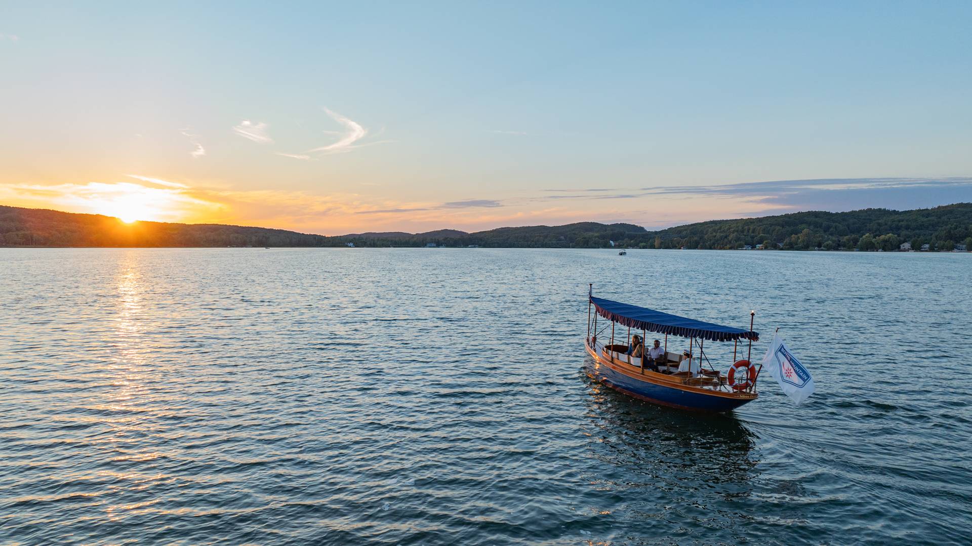 miss donna boat cruise on deer lake