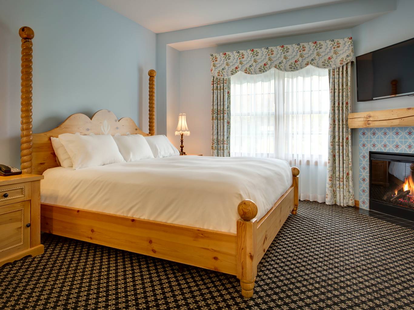 king bed in mountain grand lodge