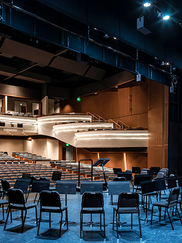 inside of the great lakes center for the arts