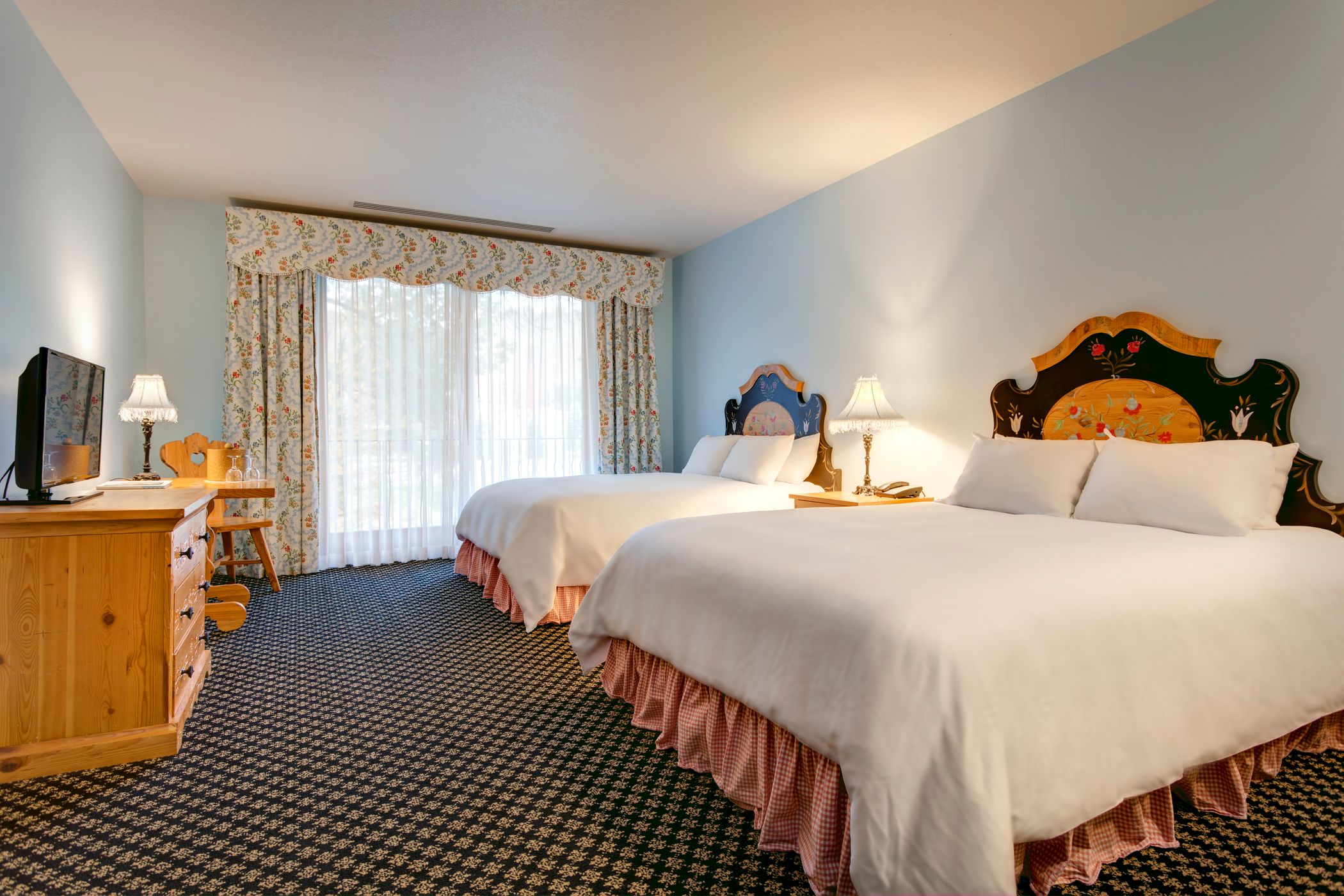 two queens in mountain grand lodge