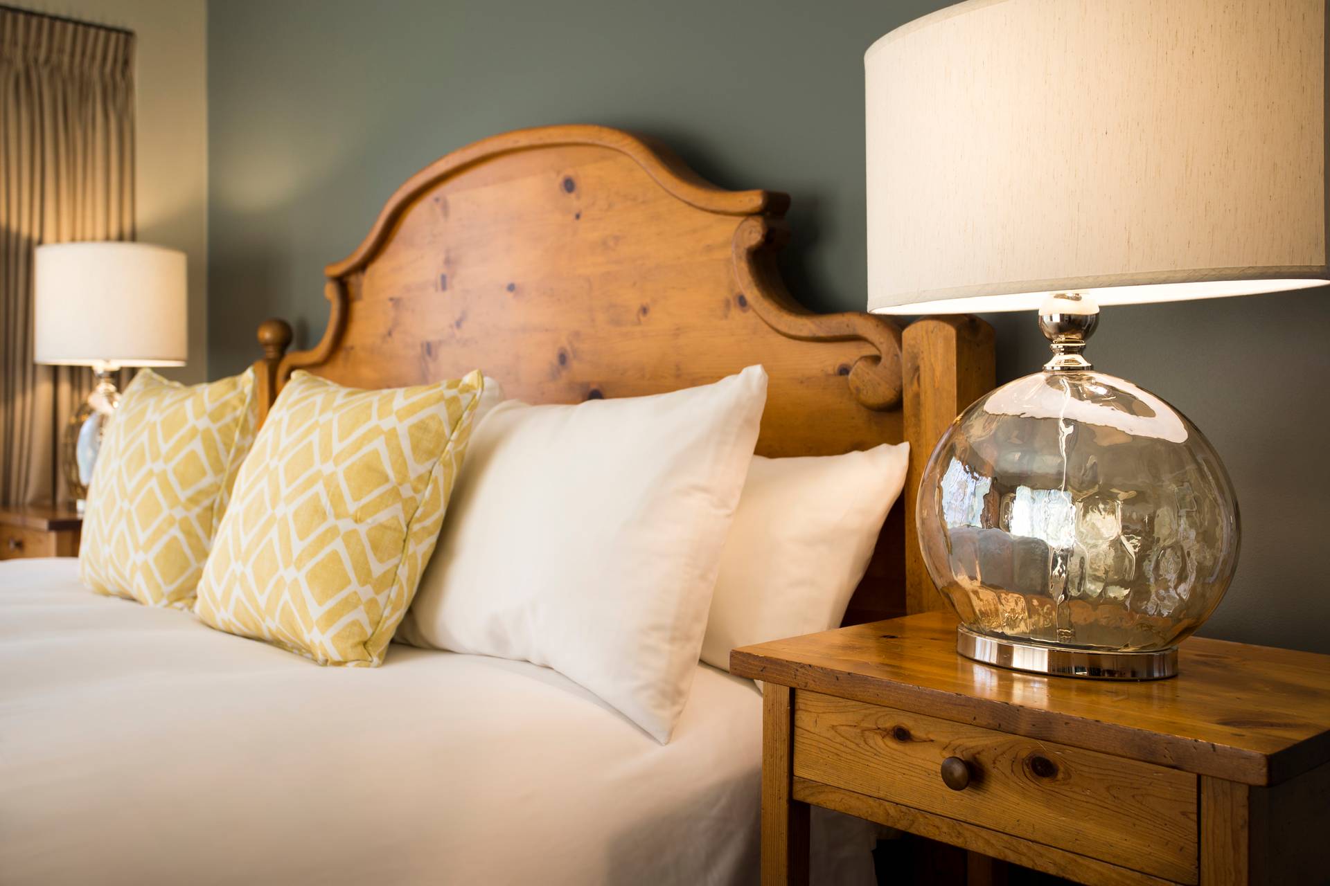 bedroom at deer lake villa