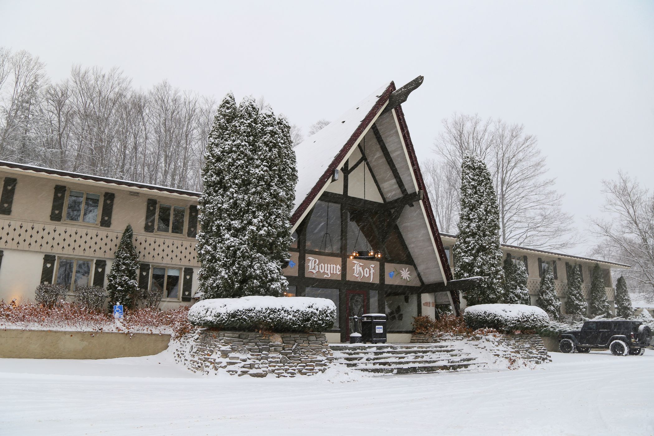 Boynehof Lodge winter exterior