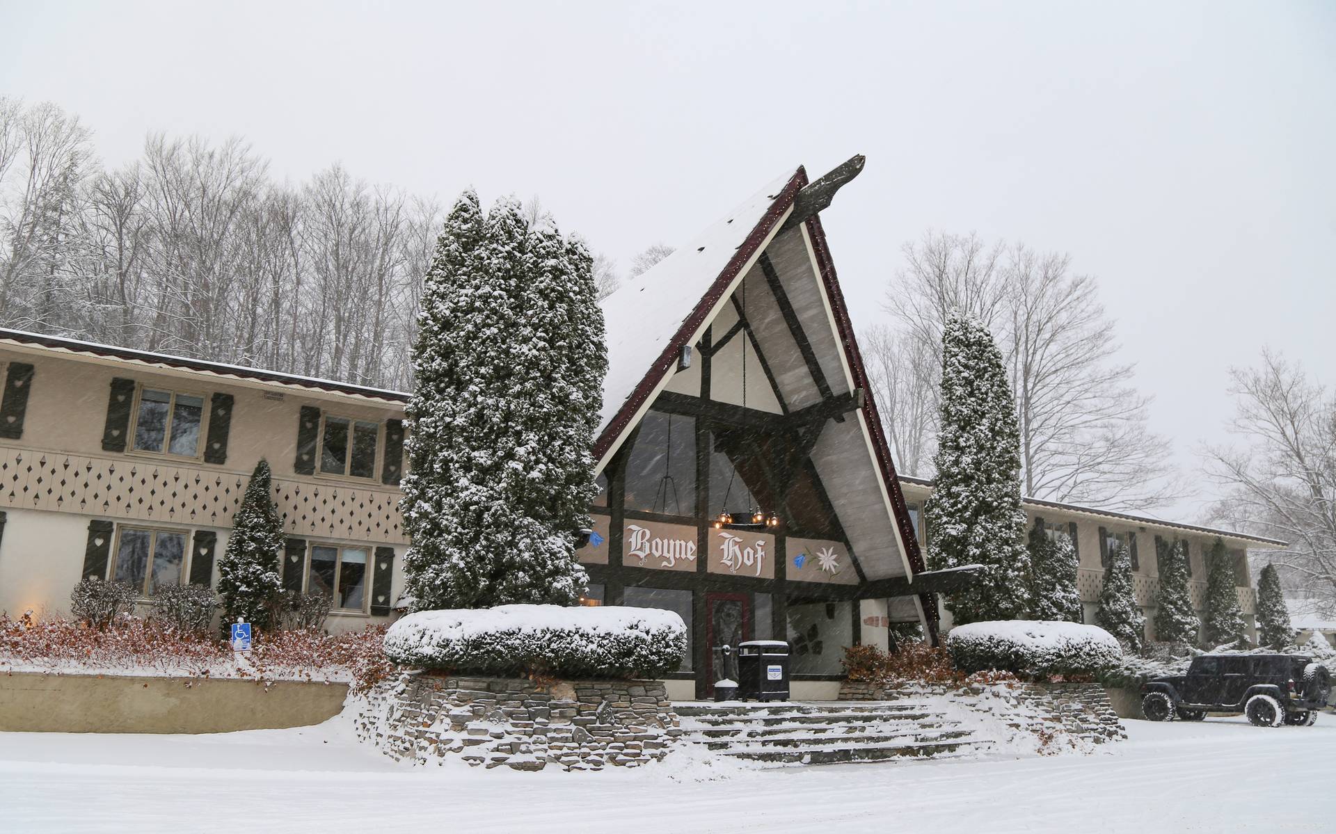 Boynehof Lodge winter exterior