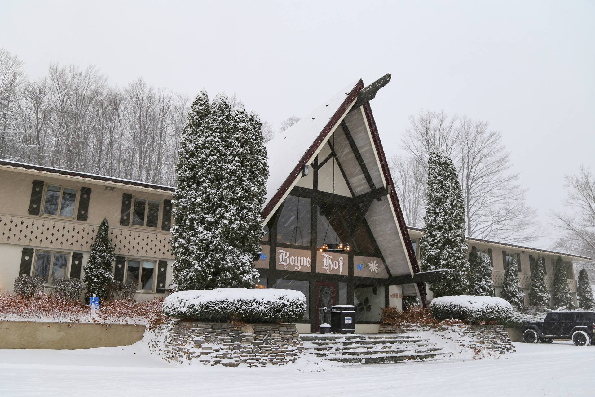 Boynehof Lodge winter exterior