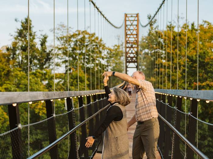 couple dances on skybridge