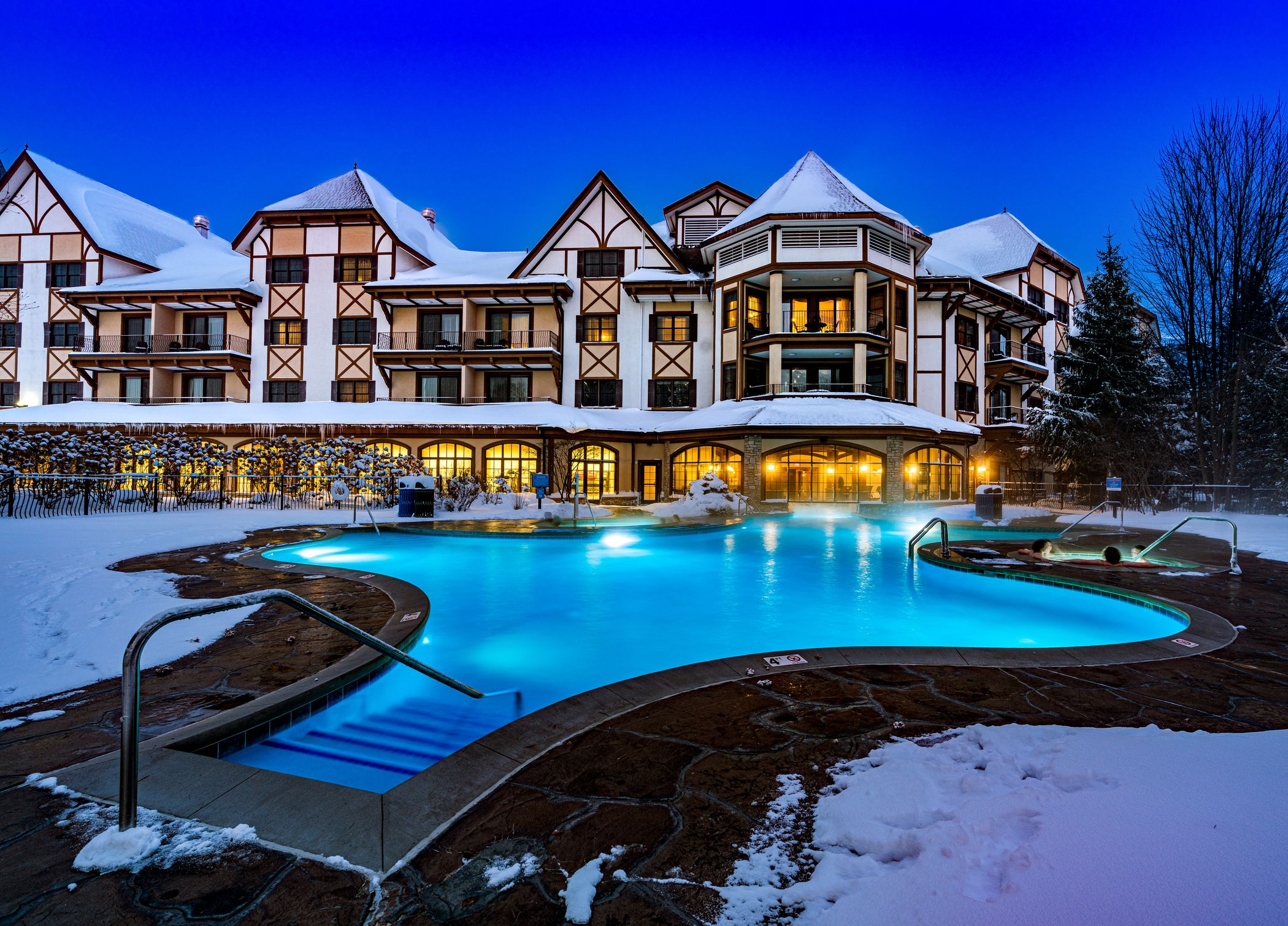 Pool view of Mountain Grand Lodge and Spa