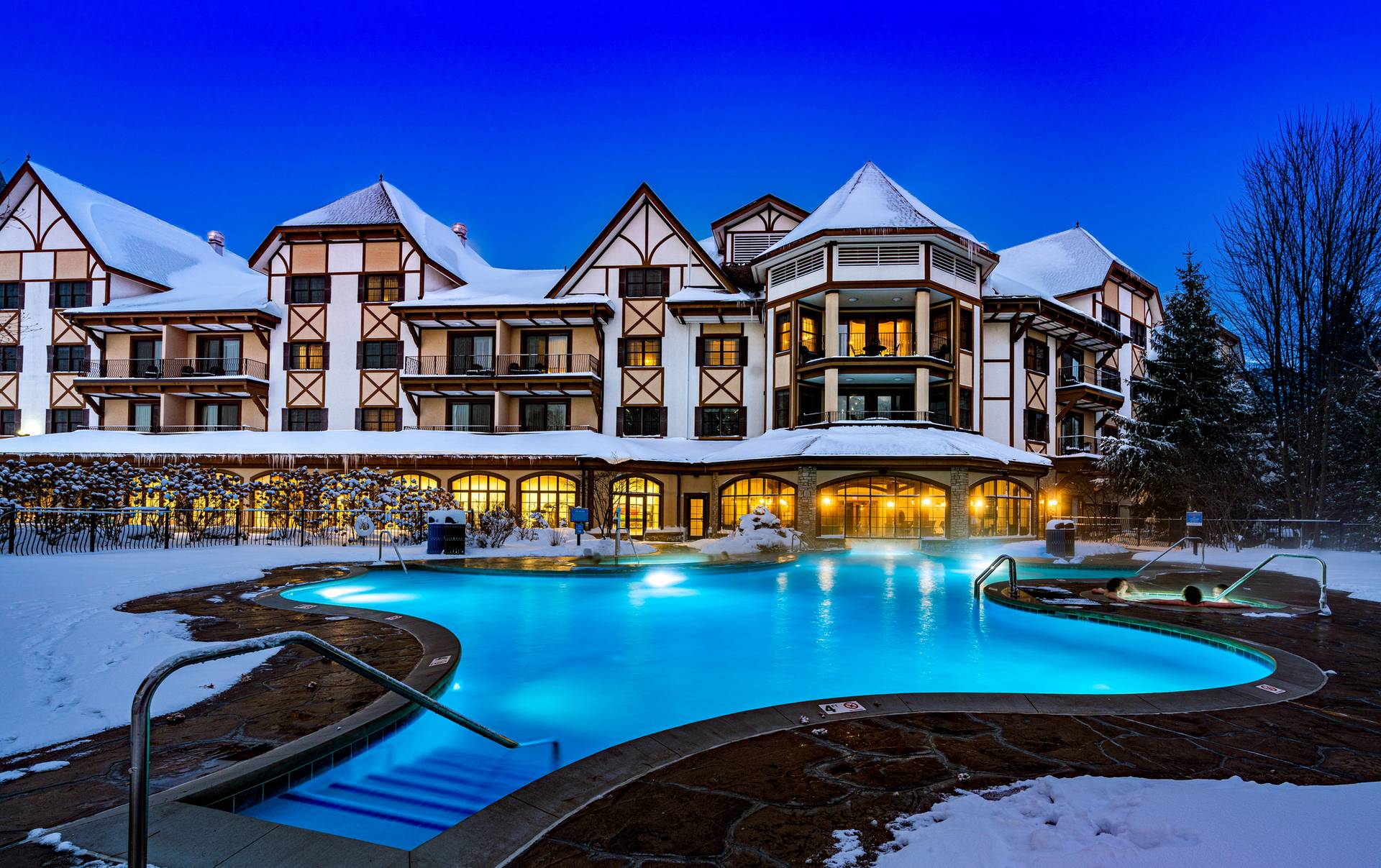 Pool view of Mountain Grand Lodge and Spa