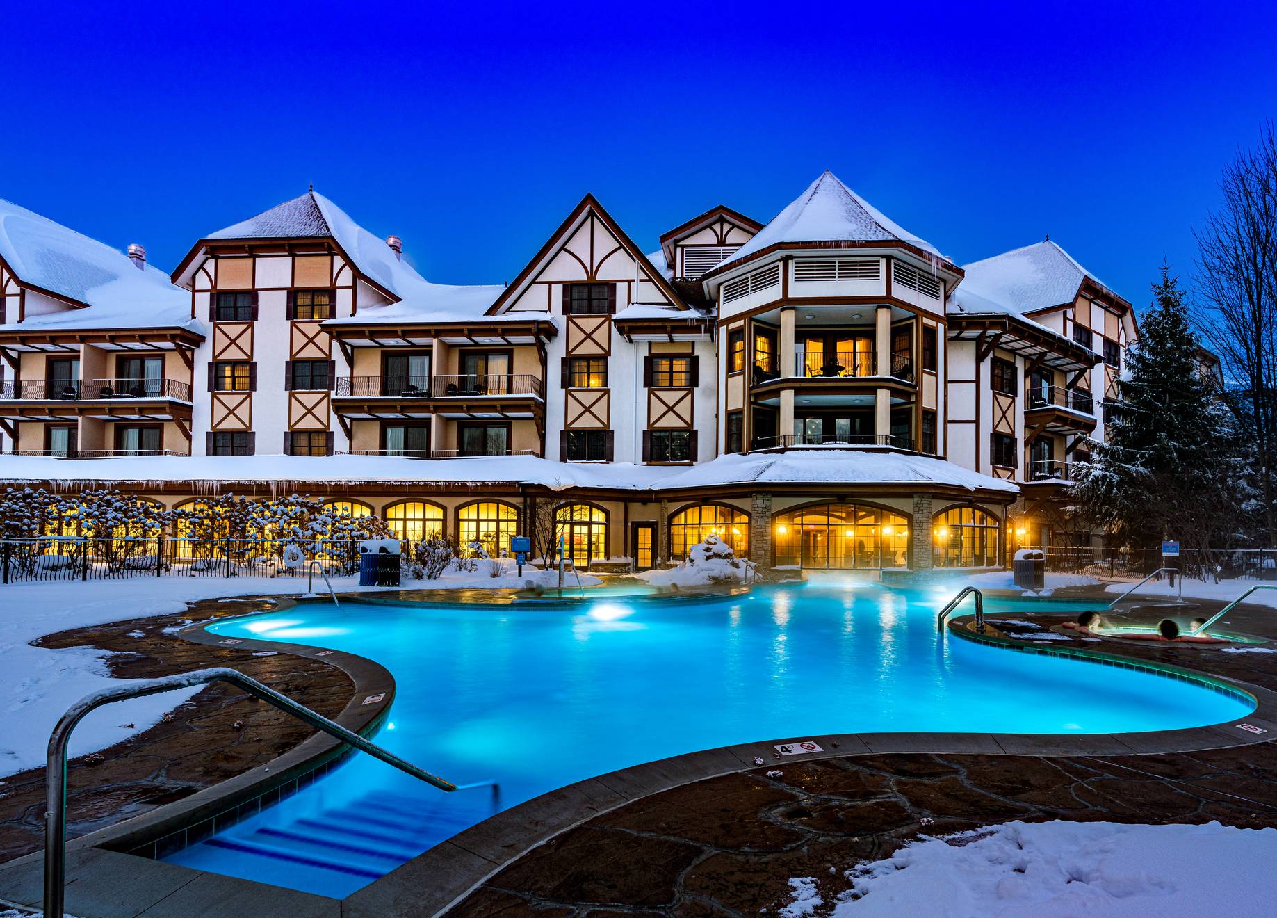 Pool view of Mountain Grand Lodge and Spa
