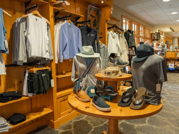 Table display inside Geschenk Laden