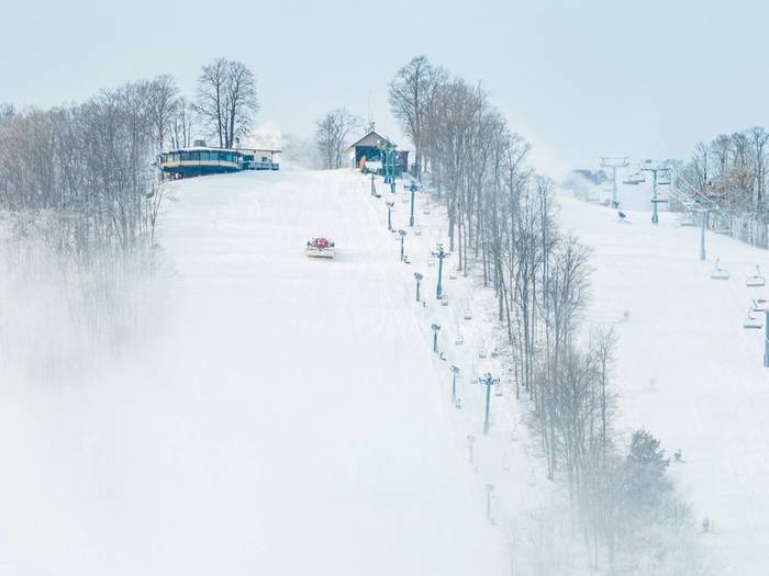 Snowcat grooming the top of Hemlock
