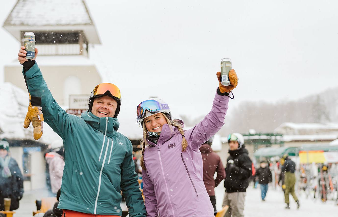 Couples of skiers cheers beers