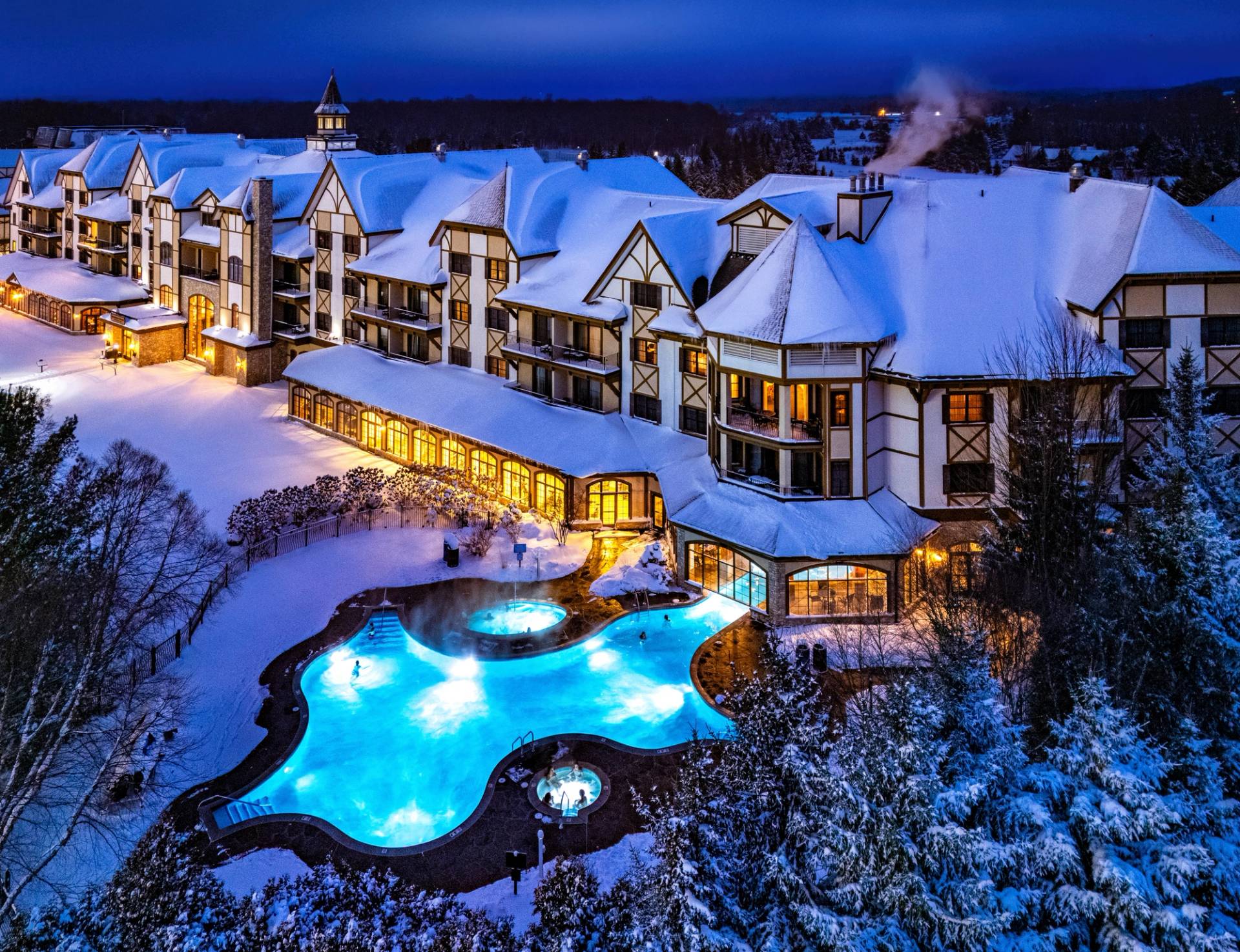 Mountain grand Lodge and Spa Pool in the Winter