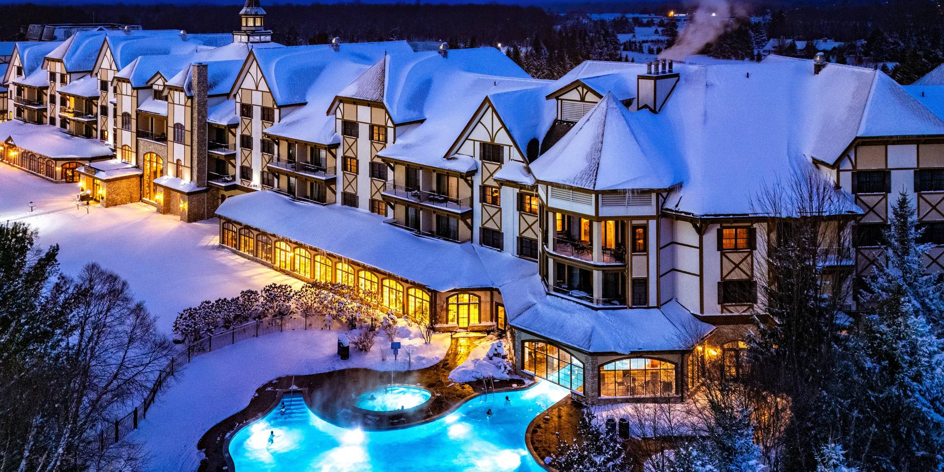 Mountain Grand Lodge and Spa pool in winter