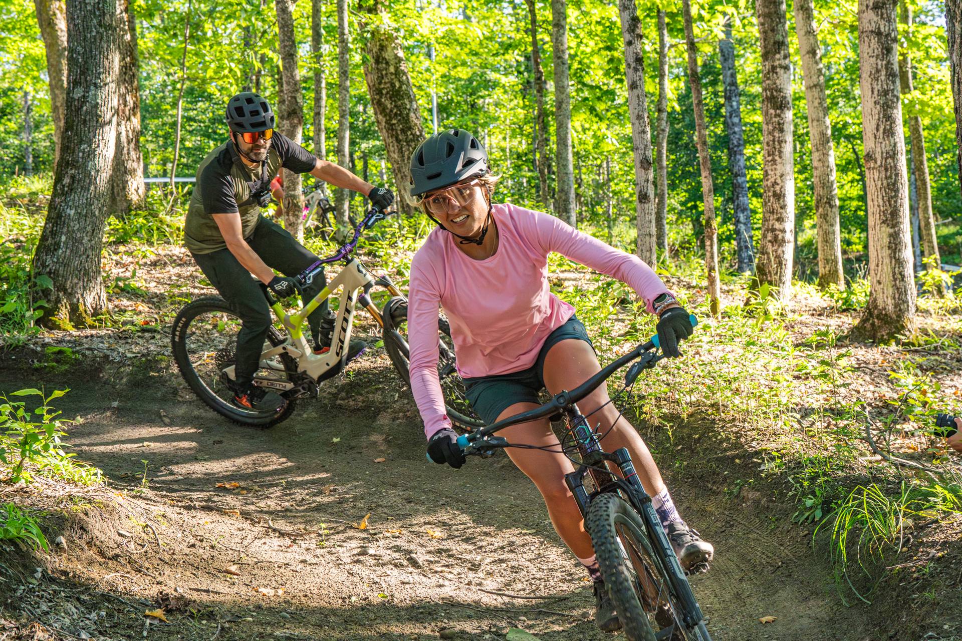 people riding downhill mountain bike trails at boyne mountain