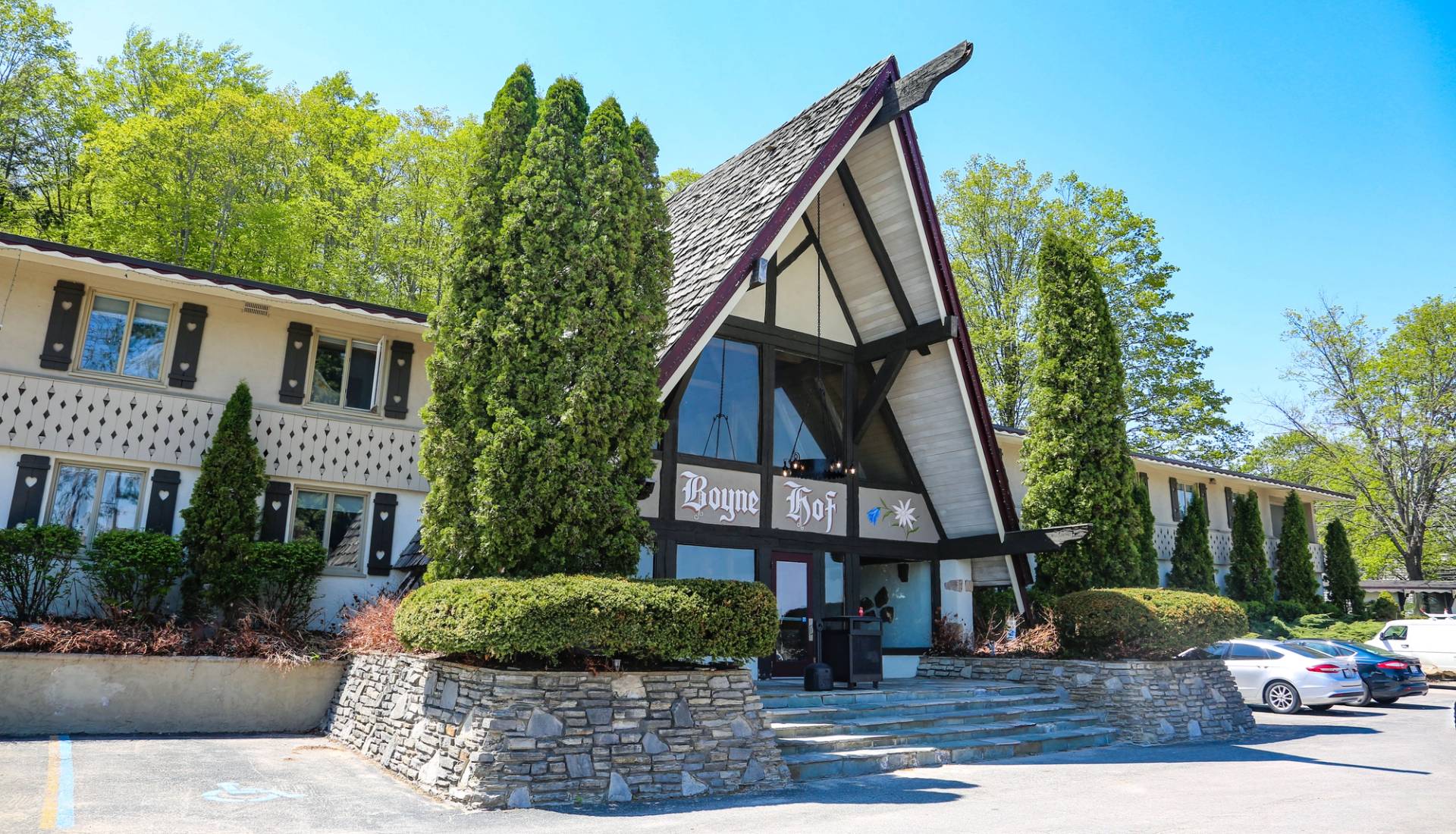 exterior of the Boynehof Lodge