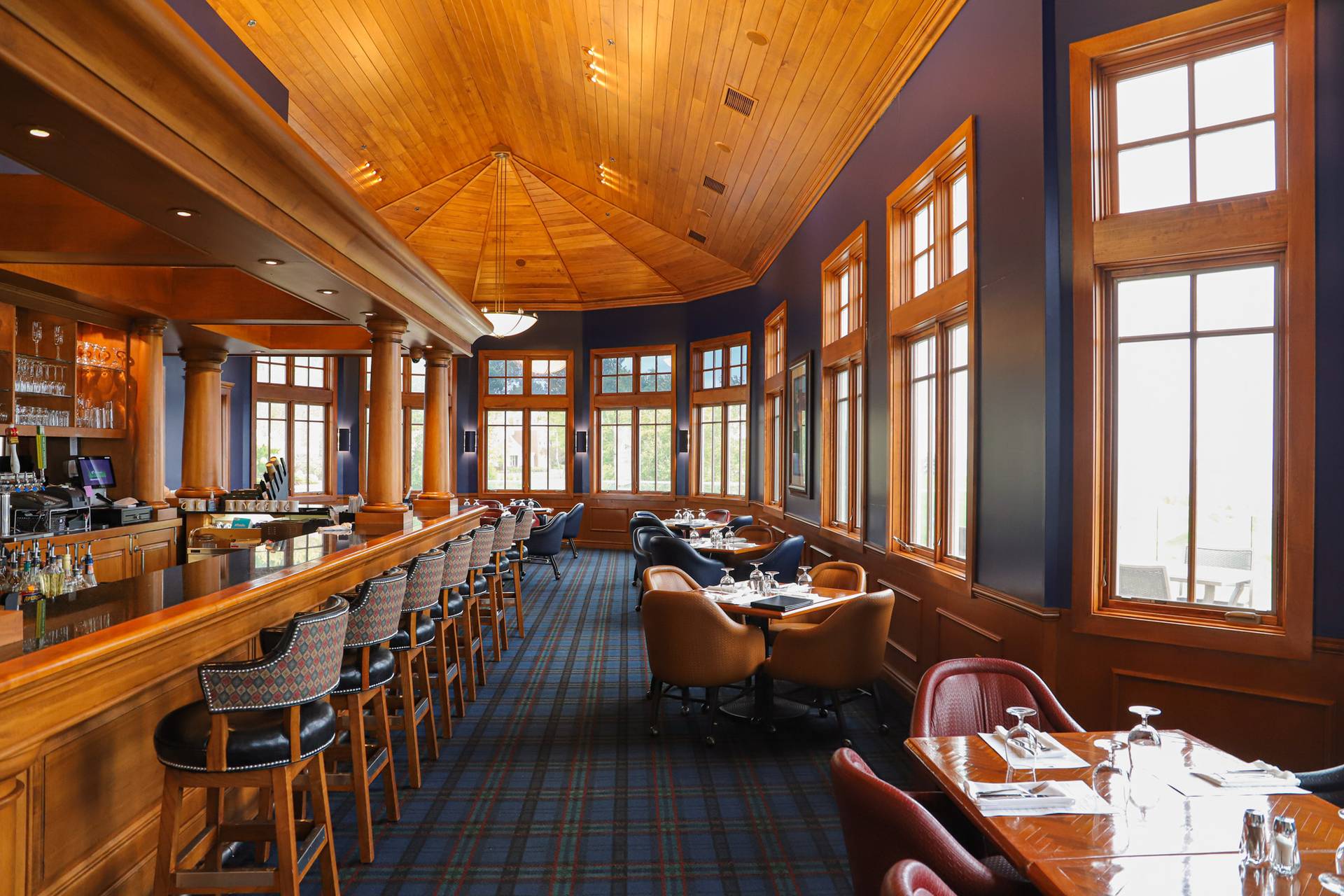 Links Grille dining room interior
