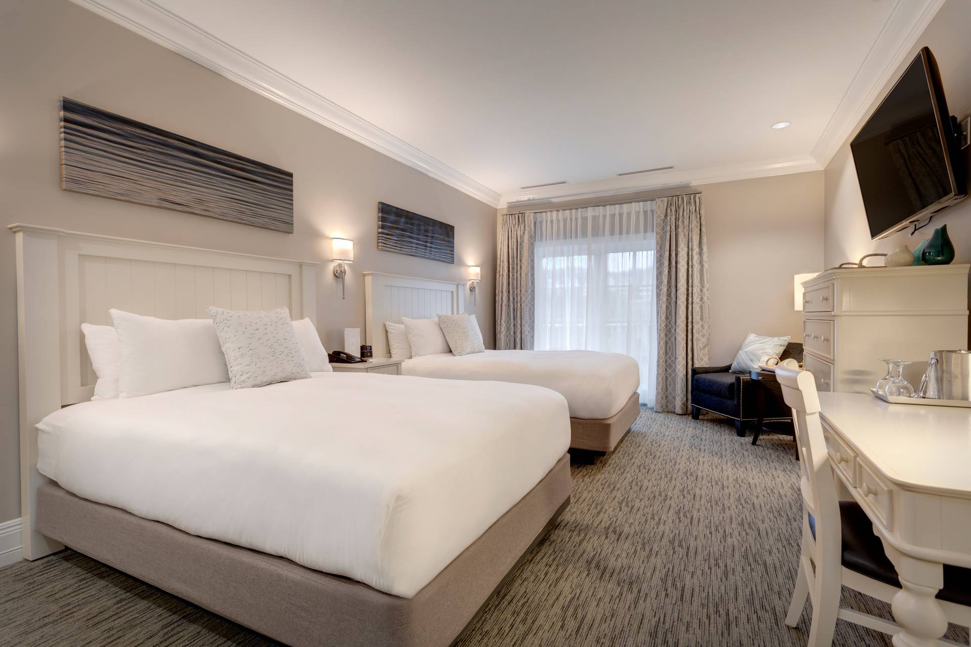 Guest room double beds with desk and chair